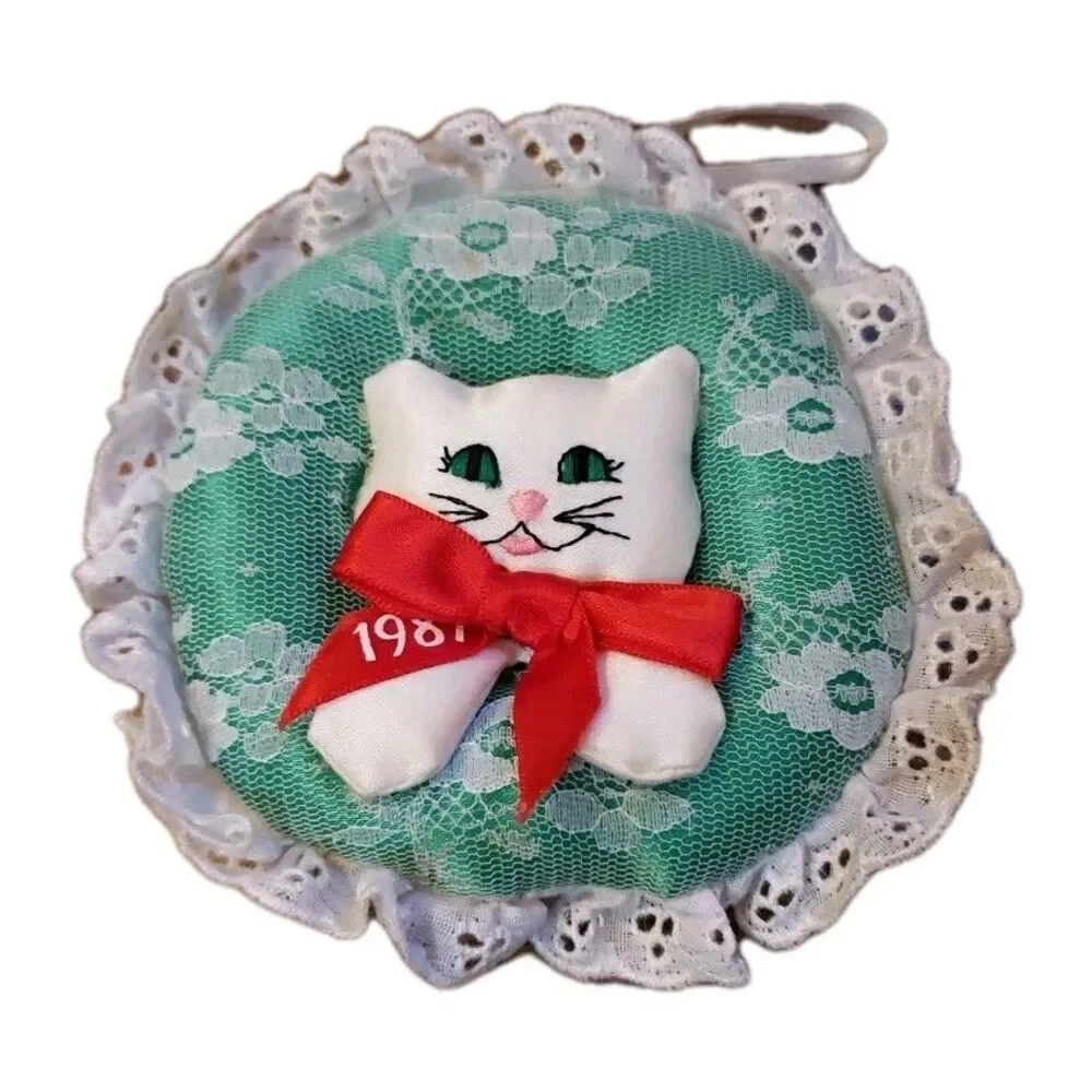 Fancy Feast 1987 Cat Christmas Ornament White Satin Wreath Dated Collectible